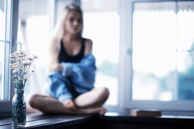 Pencere üzerinde genç kadın