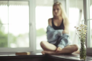 Pencere üzerinde genç kadın