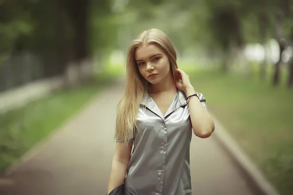 Mulher bonita jovem — Fotografia de Stock