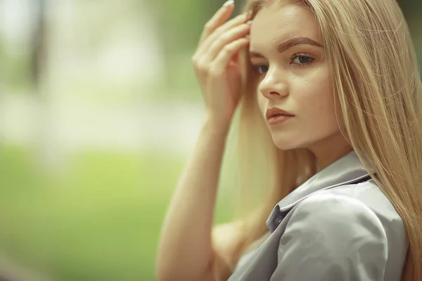 Mulher bonita jovem — Fotografia de Stock