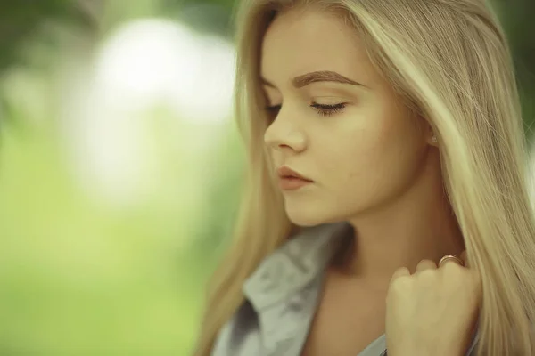 Hermosa joven mujer — Foto de Stock