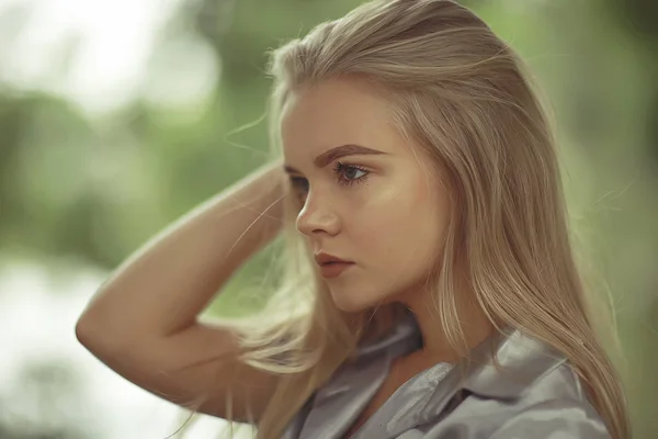 Mulher bonita jovem — Fotografia de Stock