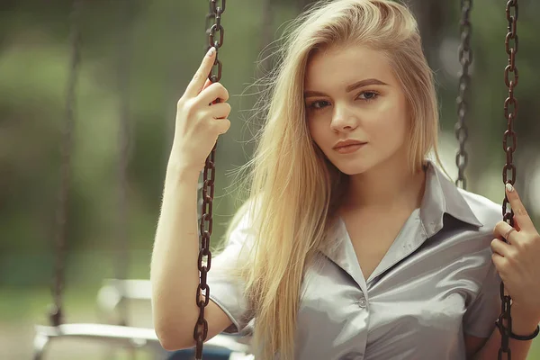 Vrouw op keten merry-go-round — Stockfoto