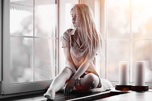 Junge Frau auf Fensterbank — Stockfoto