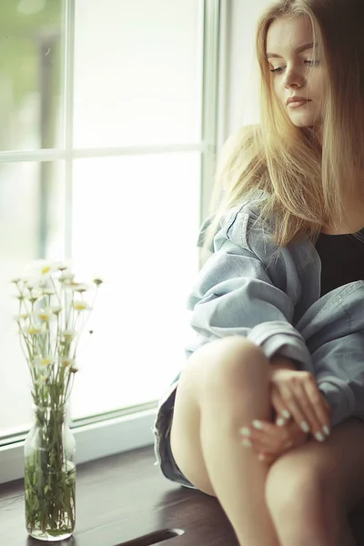 Mujer con flores de manzanilla — Foto de Stock