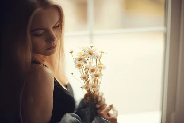 Donna con fiori di camomilla — Foto Stock
