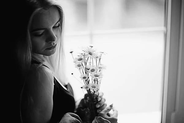 Donna con fiori di camomilla — Foto Stock