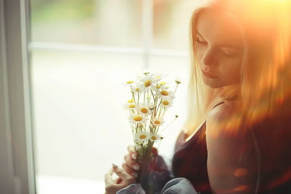 カモミールの花を持つ女性 — ストック写真