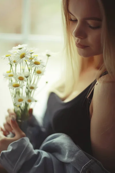 카밀레 꽃과 여 인 — 스톡 사진