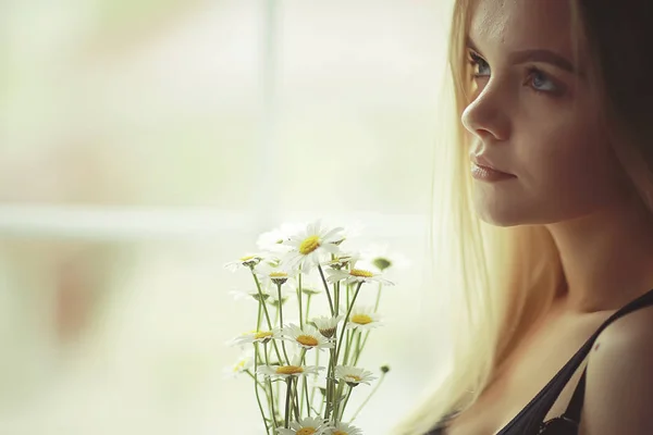 Жінка з ромашковими квітами — стокове фото