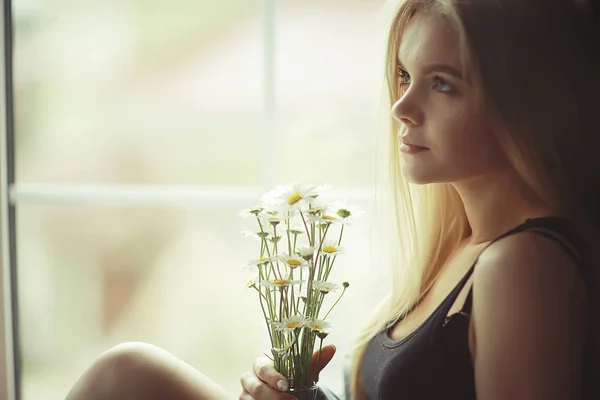 Mujer con flores de manzanilla — Foto de Stock