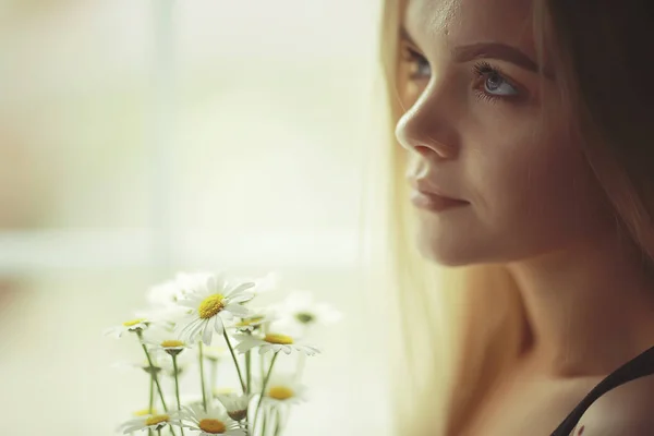 Mujer con flores de manzanilla —  Fotos de Stock
