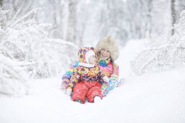 Anne ve küçük kızı kış Park
