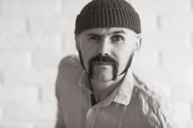  acımasız adam bıyıklı 