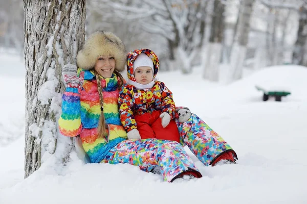 Mãe e filha pequena no parque de inverno — Fotografia de Stock