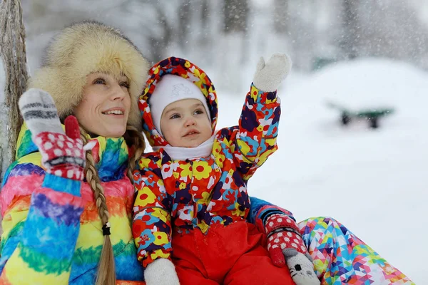 Mãe e filha pequena no parque de inverno — Fotografia de Stock