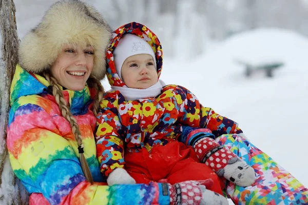 Madre e figlioletta nel parco invernale — Foto Stock