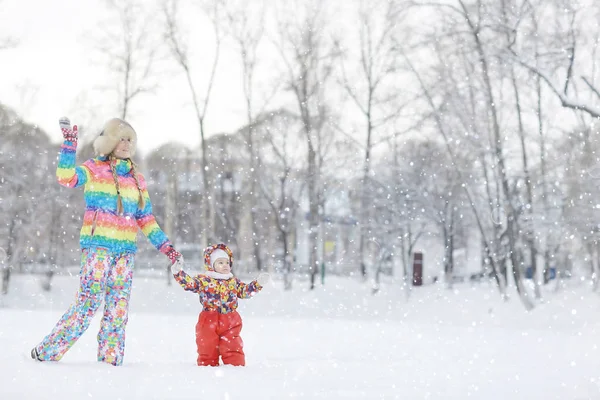 Anne ve küçük kızı kış Park — Stok fotoğraf