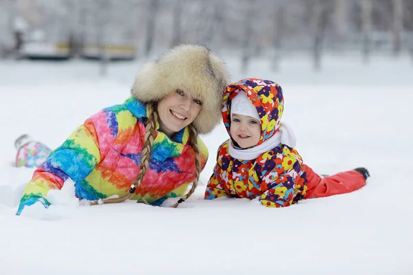 Мать и маленькая дочь в зимнем парке — стоковое фото