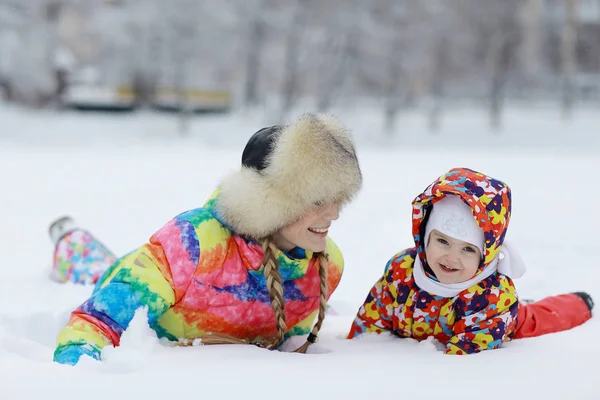 Anne ve küçük kızı kış Park