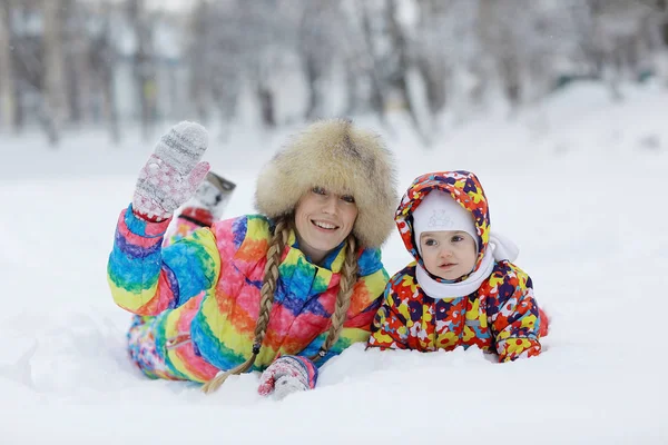 Mother and little daughter in winter park — Stock Photo, Image