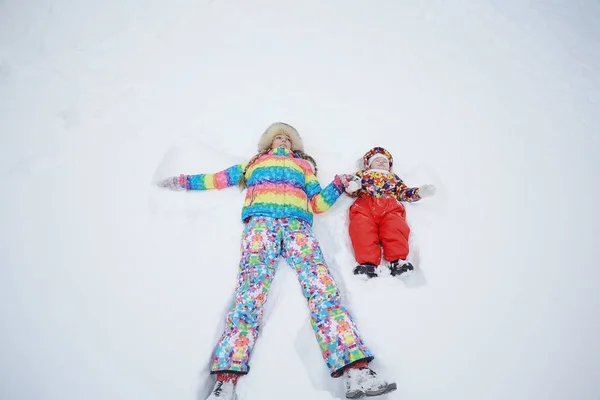 Mãe e filha pequena no parque de inverno — Fotografia de Stock