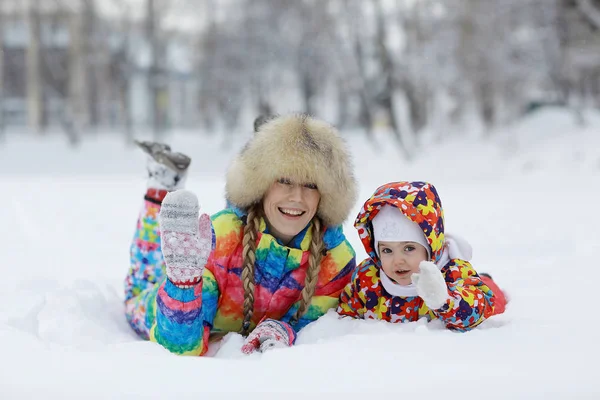 Madre e hija pequeña en el parque de invierno —  Fotos de Stock