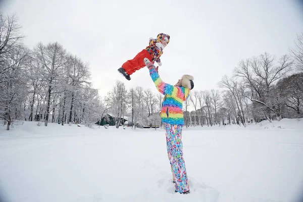 Mutter und kleine Tochter im Winterpark — Stockfoto