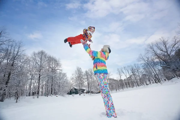 Madre e hija pequeña en el parque de invierno — Foto de Stock