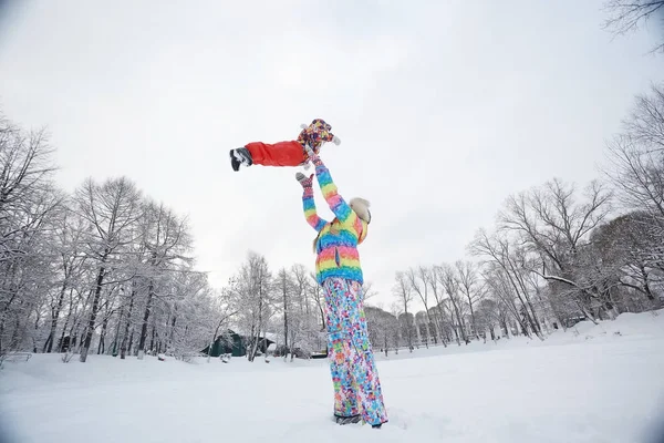 Anne ve küçük kızı kış Park — Stok fotoğraf