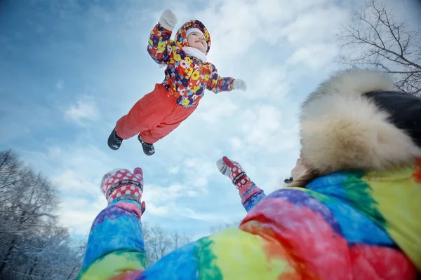 Madre e hija pequeña en el parque de invierno — Foto de Stock