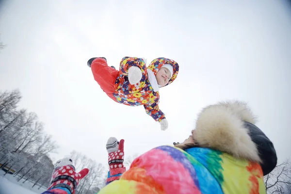 Mère et petite fille dans le parc d'hiver — Photo