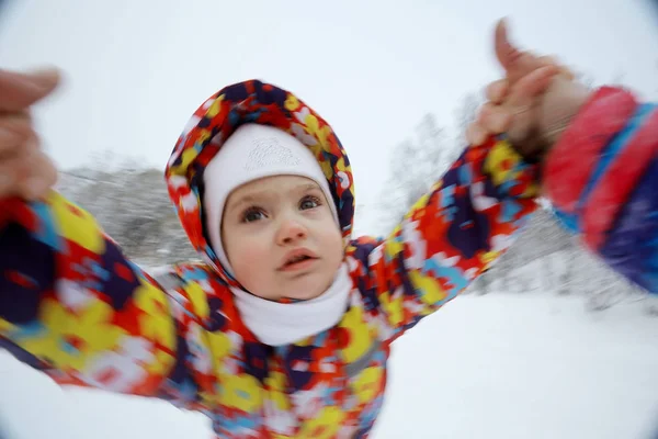 Niña en el parque de invierno —  Fotos de Stock