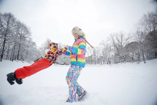 Madre e hija pequeña en el parque de invierno — Foto de Stock