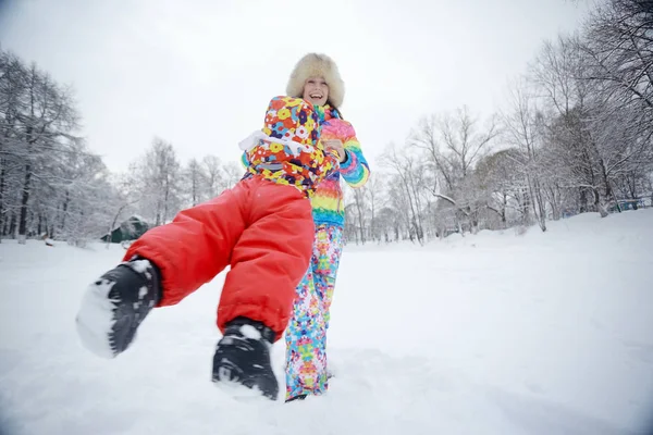 Mère et petite fille dans le parc d'hiver — Photo