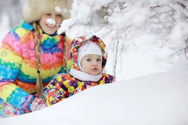 Mama i córeczka w winter park — Zdjęcie stockowe