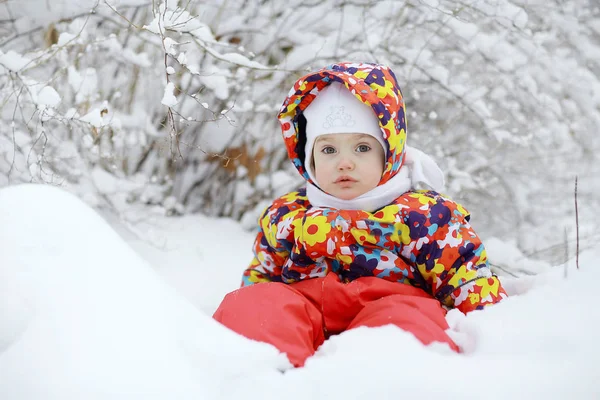 Holčička v zimním parku — Stock fotografie
