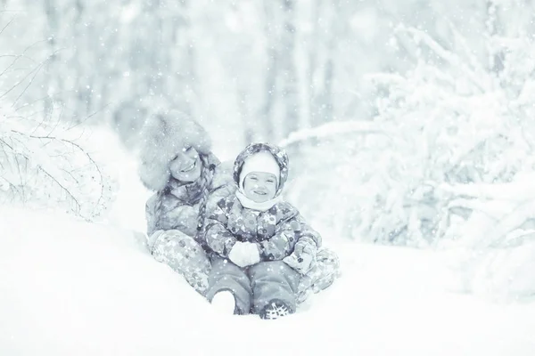 Mutter und kleine Tochter im Winterpark — Stockfoto