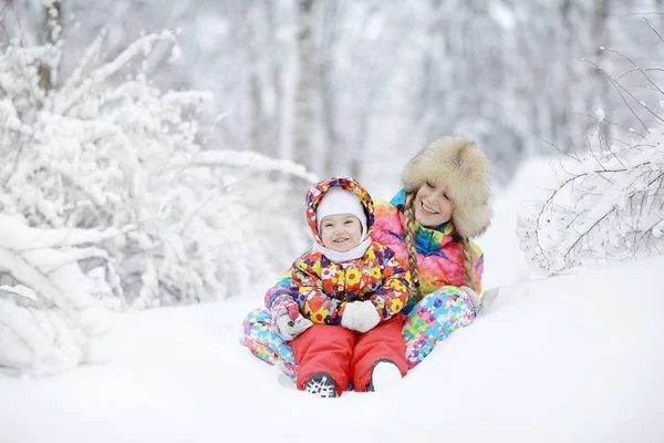 Matka a malá dcerka v destinaci winter park — Stock fotografie