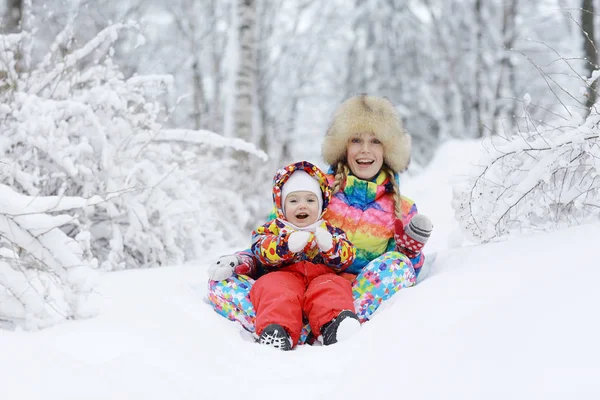 Mãe e filha pequena no parque de inverno — Fotografia de Stock