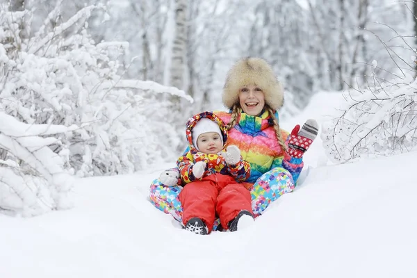 Matka a malá dcerka v destinaci winter park — Stock fotografie