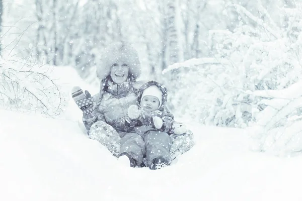 Mãe e filha pequena no parque de inverno — Fotografia de Stock