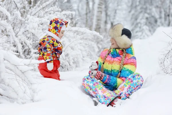 Η μητέρα και η μικρή κόρη στο χειμερινό πάρκο — Φωτογραφία Αρχείου