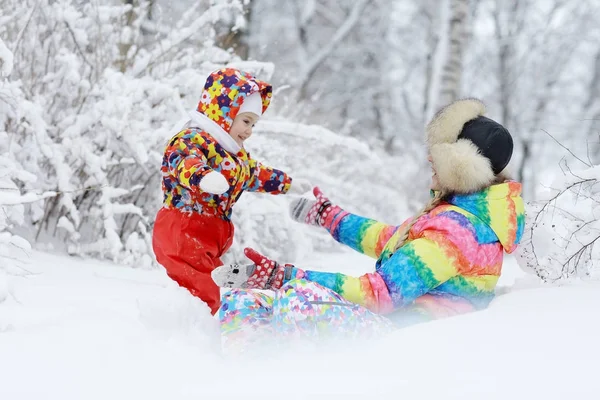 Mãe e filha pequena no parque de inverno — Fotografia de Stock