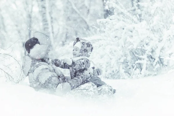 Mutter und kleine Tochter im Winterpark — Stockfoto