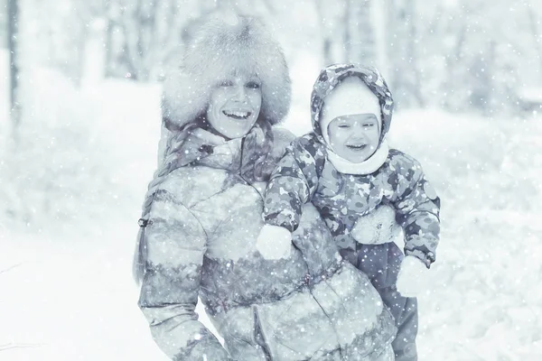 Mor och dotter i Vinterparken — Stockfoto