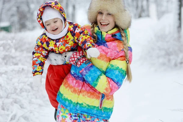 Mère et petite fille dans le parc d'hiver — Photo