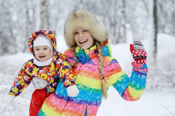 Mãe e filha pequena no parque de inverno — Fotografia de Stock