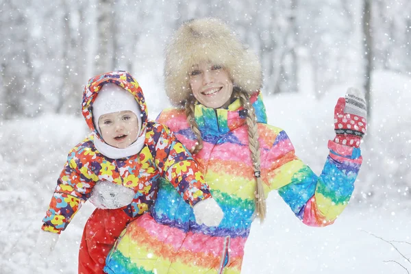 Mãe e filha pequena no parque de inverno — Fotografia de Stock