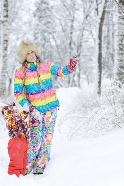 Matka a malá dcerka v destinaci winter park — Stock fotografie